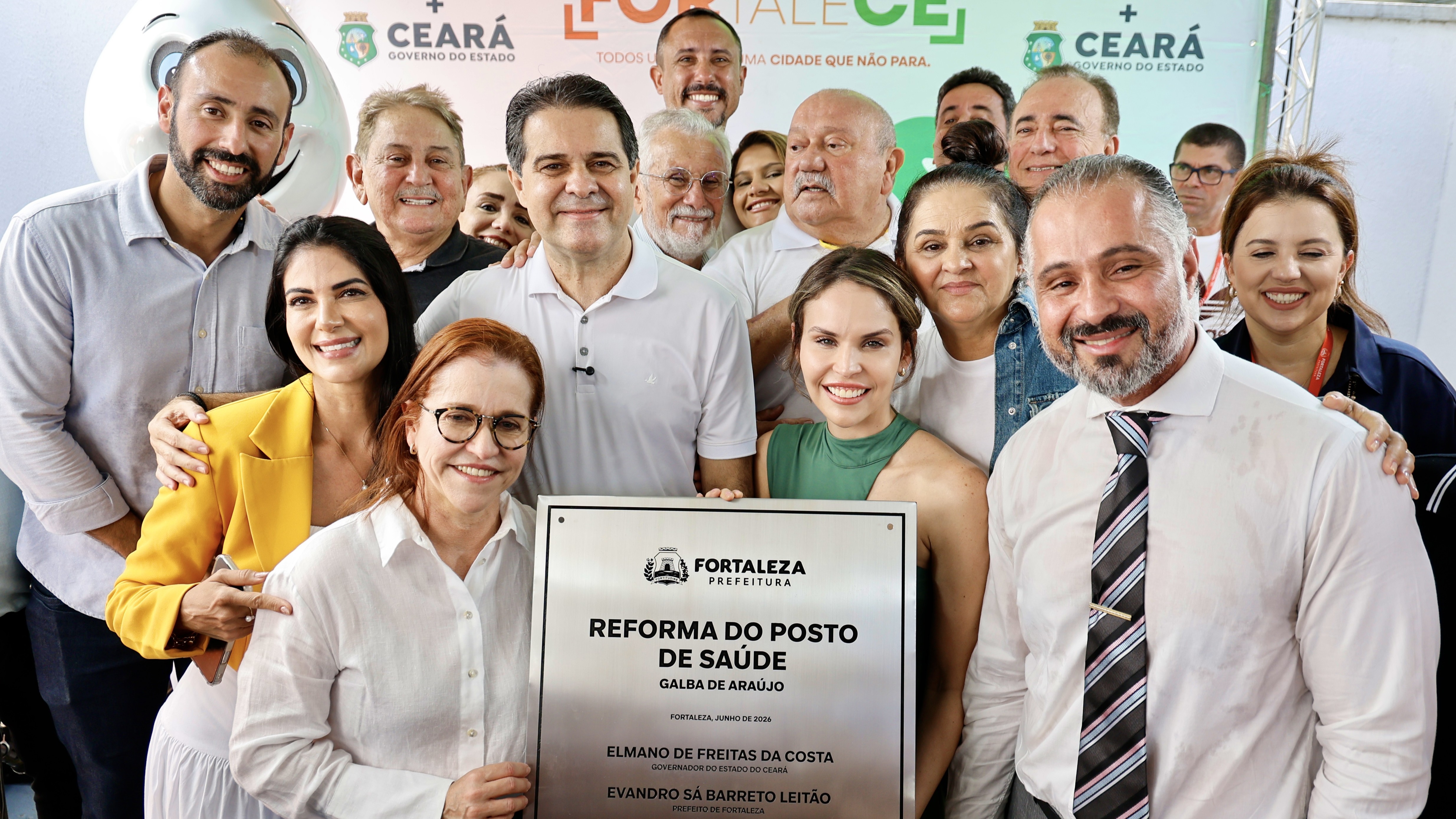 grupo de pessoas posa para a foto